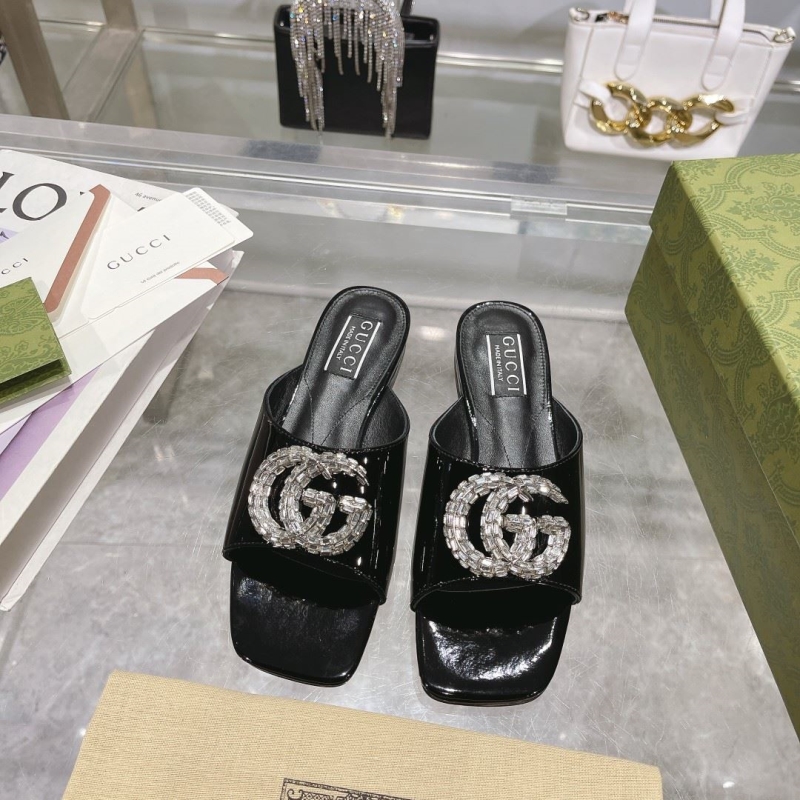 G*u*i slippers